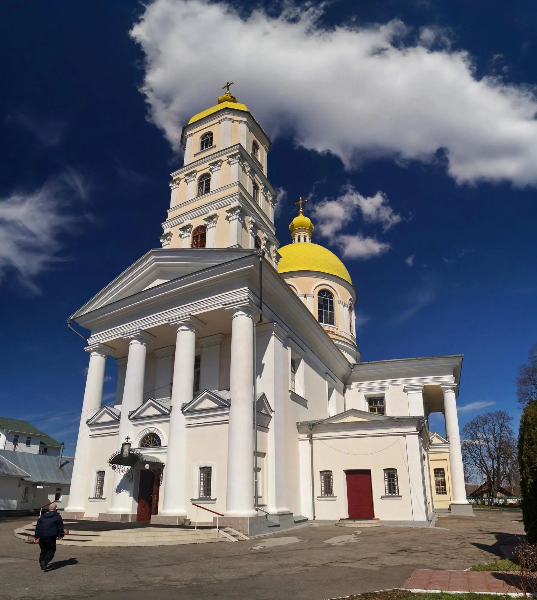 В рамках проведення заходів забезпечити виконання таких робіт:  прибирання вулиць, тротуарів та прибудинкових територій; вивезення побутового та рослинного сміття; очищення та фарбування елементів благоустрою (лавки, урни, огорожі)